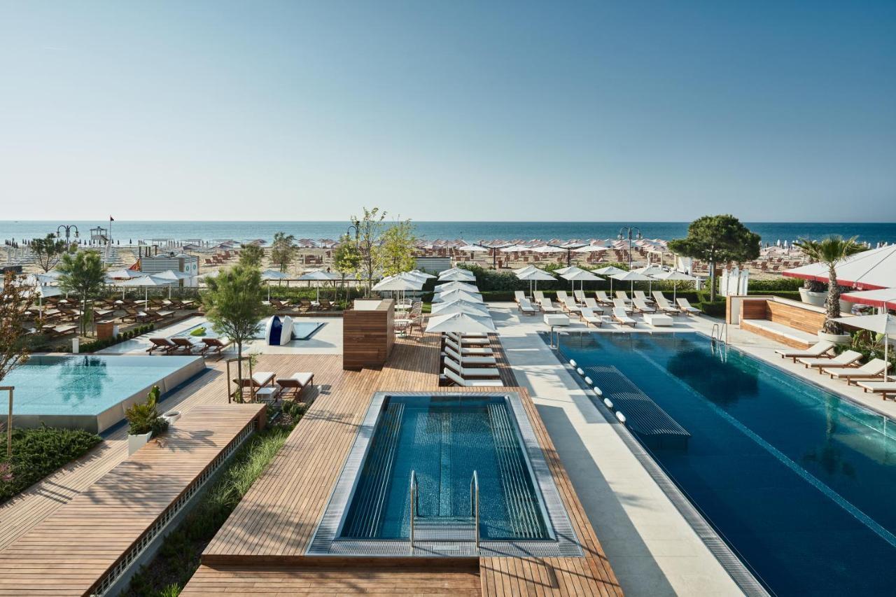 Falkensteiner Hotel & Spa Jesolo Exterior photo The hotel's rooftop pool